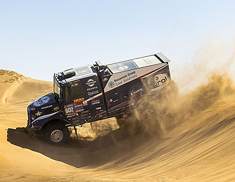 Prezident vyměnil oblek za fotoaparát. Pavlovy snímky motorsportu jsou v aukci