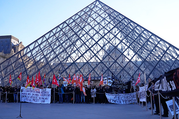 Další rána pro Louvre. Muzeum je zavřené, zaměstnanci vstoupili do stávky