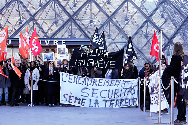 Louvre ochromily stávky i loupež klenotů. I tak ho loni navštívilo víc lidí a předloni