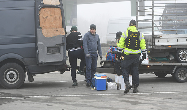 Kontrola celník na dálnici D8. (12. prosince 2025)