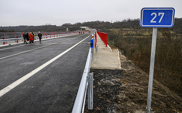 Obec se po 40 letech dočkala obchvatu, místní stavařům poděkovali závinem