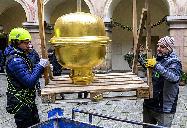 Mince od 113 dárců i prezident. Jeřáb vrátil do věže zámku časovou schránku