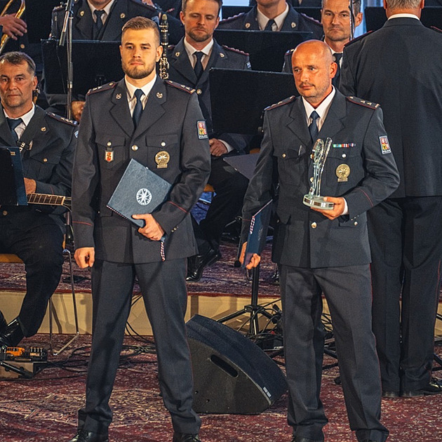 Při požáru zachránili desítky seniorů. Dramata přitahujeme, vyprávějí policisté