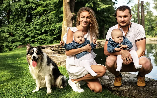 Maminka malých dvojčat už měsíce „spí“. Rodina doufá, že ji probudí láskou a péčí