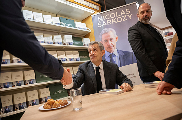 Stížnosti na hluk i jídlo. Sarkozyho vězeňský deník se stal bestsellerem