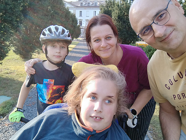 Zoika bojuje s hydrocefalem a obrnou. K samostatnosti pomůže elektrický vozík