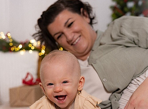 Radost zkalená smutkem. Ženě se narodilo vymodlené dítě, zemřel jí však manžel