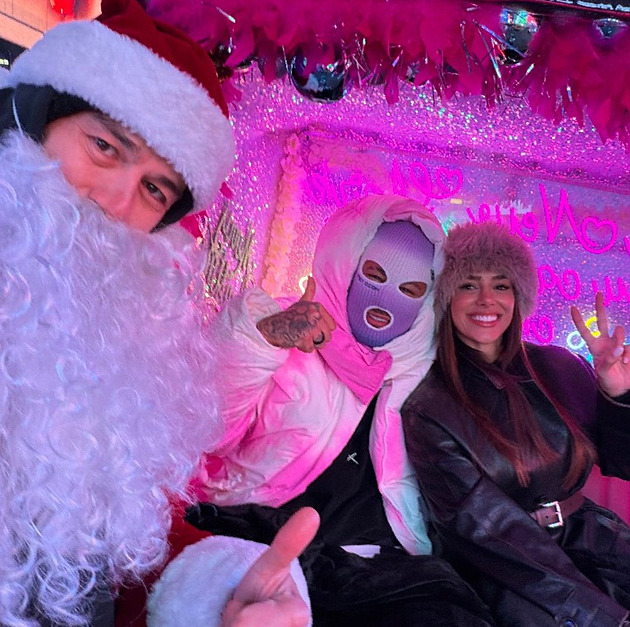 Luxusní péřovka a kukla. Neymar v New Yorku zaujal extravagantním oděvem