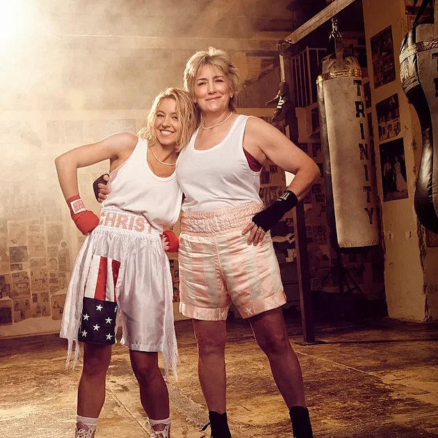 Sydney Sweeney překvapila. Na obálce sportovního magazínu pózuje v ringu