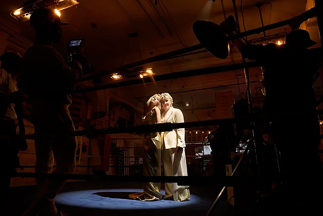 Sydney Sweeney překvapila. Na obálce sportovního magazínu pózuje v ringu