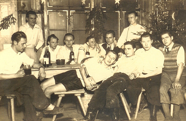 Štědrý večer ve stínu války. Na frontě zněly české i německé koledy, nepadl ani výstřel