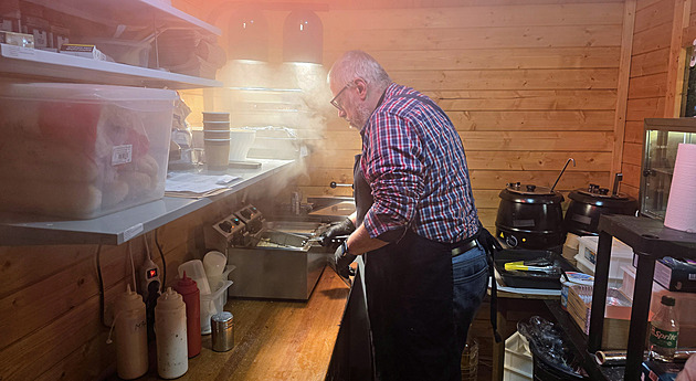 Překvapení na adventních trzích. Ve stánku smaží kuřata bývalý senátor