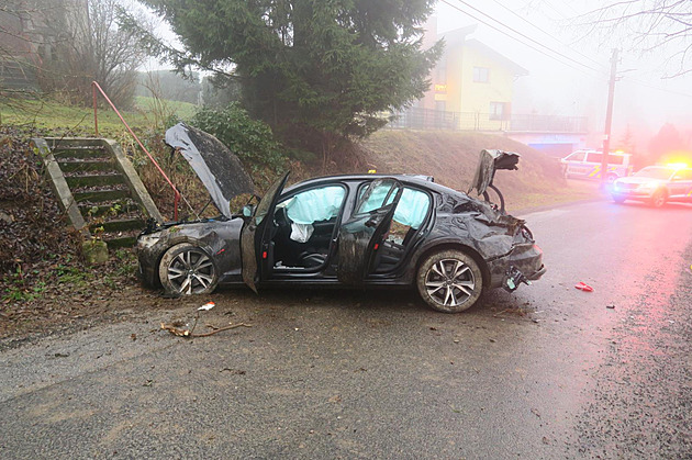 Provinilec na sebe upozornil schováváním pod palubní desku, pak policii zběsile ujížděl