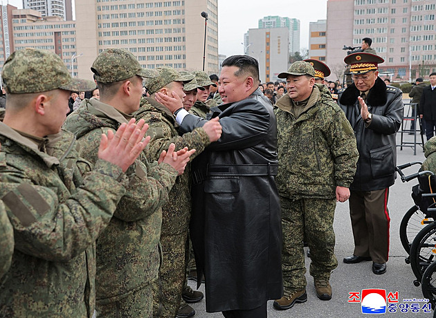 Kim Čong-un objímal a vítal severokorejské ženisty, kteří se vrátili z Ruska