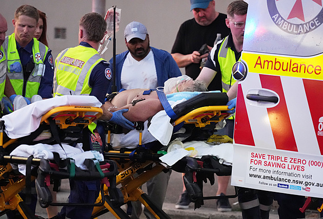 Při střelbě na pláži v Sydney zemřelo nejméně šestnáct lidí. Slavila se tam chanuka