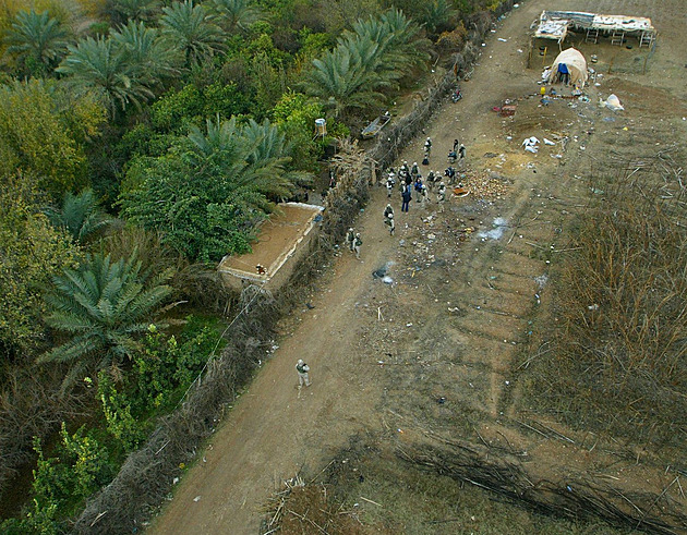 Saddáma zkopal a poplival. A pak se s dopadeným diktátorem triumfálně vyfotil