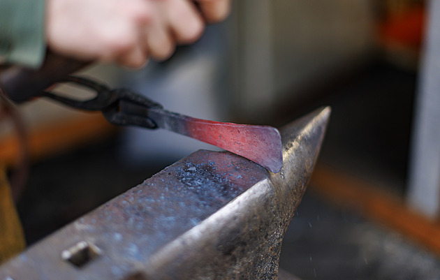 Černé řemeslo roste, vydělat se dá. Musíte se nadchnout, líčí kovář z vánočních trhů