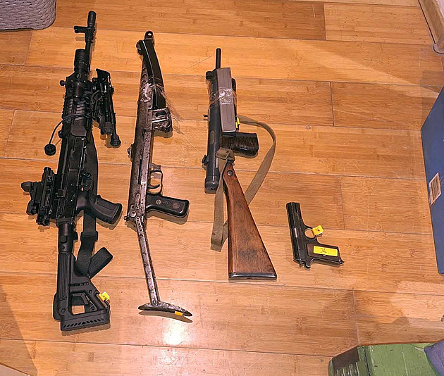 Pervitin, samopaly i šavle. Policisté kromě varny objevili také rozsáhlý arzenál