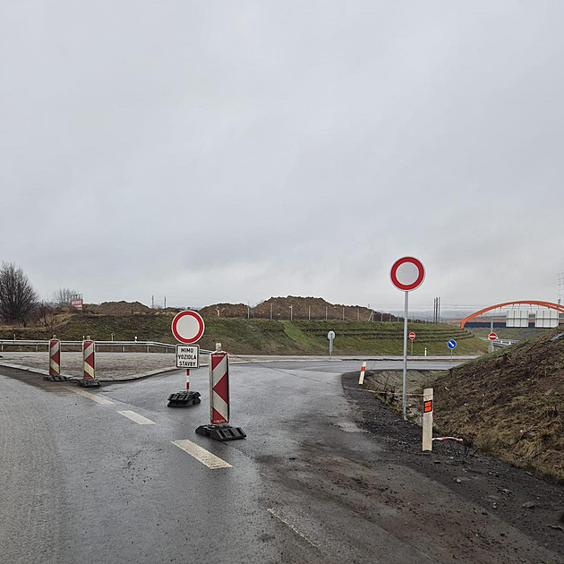 Nepozorný řidič najel na uzavřenou část D35, v plné rychlosti skončil ve výkopu