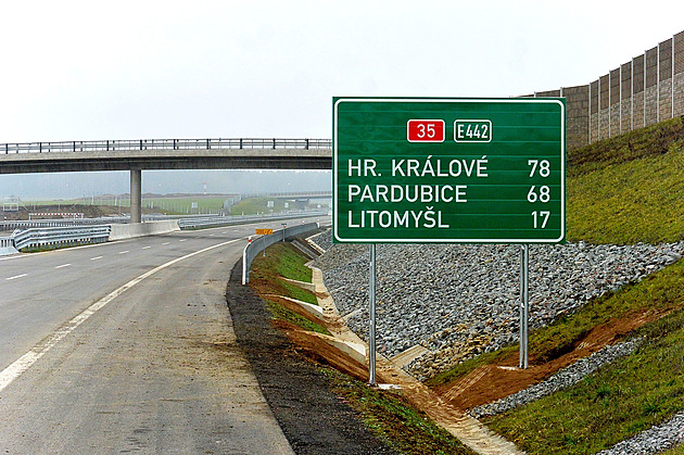 Kousek po kousku. Silničáři u Svitav zprovoznili další úsek D35, zatím bez poplatku