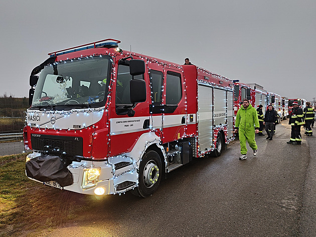 Hasičské speciály jako vánoční stromečky. Na promenádě cisteren byla drtikolka
