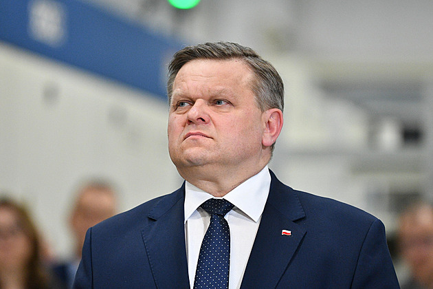 Máte místo mozku oříšek, řekl polský senátor novinářce. Chtěl jí vytrhnout i mikrofon