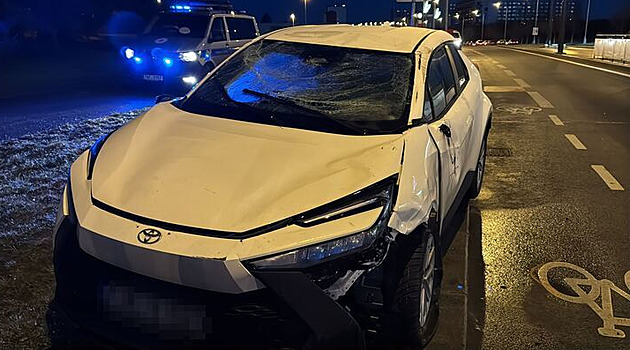 Řidič najel v Novodvorské na obrubník, auto se po nárazu převrátilo na střechu