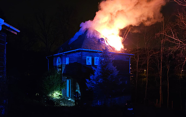 U přehrady Harcov hořel v noci neobydlený dům, škoda je milion korun