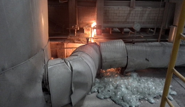 Ve sklárně na Litoměřicku se vylilo sklo z pece. Požár způsobil milionovou škodu