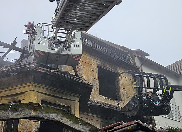 Majitel naplnil dům v Brně odpadky. Hasiči požár likvidovali přes 30 hodin