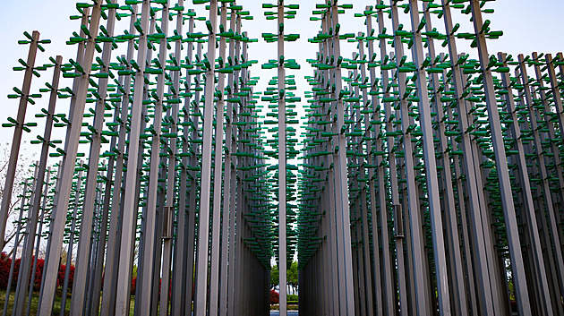 Les pro milovníky piva. Relaxovat můžete pod instalací pivních lahví v Číně