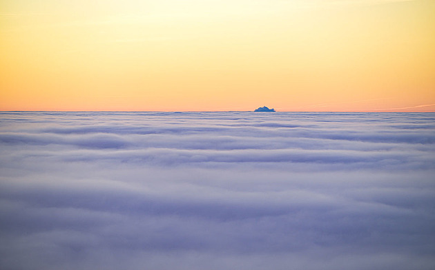 Příroda kouzlí. Z nenápadné hory v Brdech uvidíte Česko zalité bílým mořem