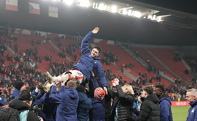 Dvě podobné situace, ale penaltu kopala jen Slavia. Kozel kritizoval metr sudího