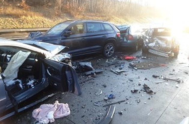 Hromadná nehoda na D1 na Vysočině. Srazila se osobní i nákladní auta a dodávka