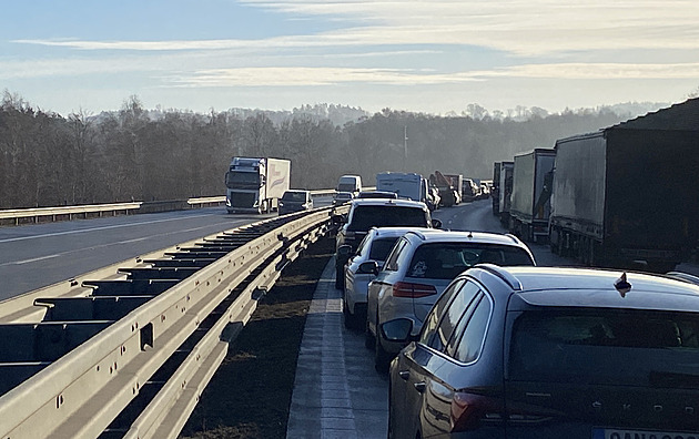 Dálnici D3 u Tábora uzavřela nehoda několika aut, tvoří se kolony