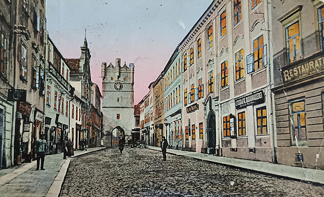 Brána Matky Boží je pod lešením. Jak bude vypadat, radnice na plachtě radši neukáže