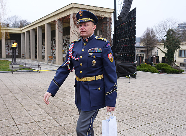 Poslednímu rozloučení s výtvarníkem Theodorem Pištěkem dohlíží Hradní stráž