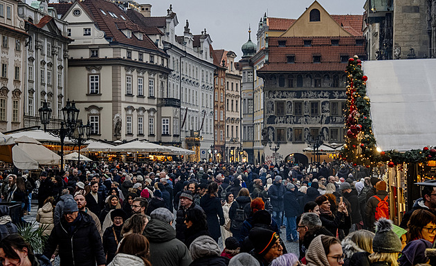 Hlava na hlavě. Adventní Prahou proudí turisté jako řeka, přijede jich až 750 tisíc