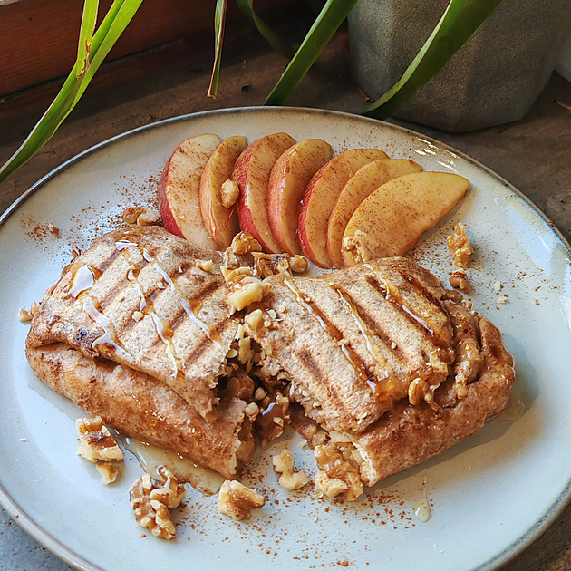 Tortilla s jablky, řeckým jogurtem a ořechy podle Lucie Janatové