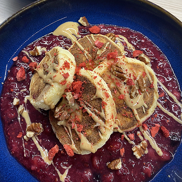 Tvarohové lívanečky/syrniky s omáčkou z lesních plodů podle Simony Nemeškalové