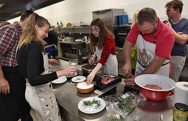 Křepelčí vejce či holubí maso. Studenti pekli paštiky ze šlechtických hostin