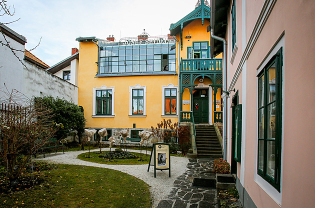 Seidelův unikátní fotoateliér má stále plný depozitář věcí, které čekají na zpracování