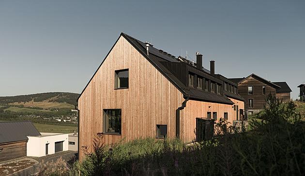 Dvojdům v Krušných horách s modřínovou fasádou nabízí nebývalý luxus