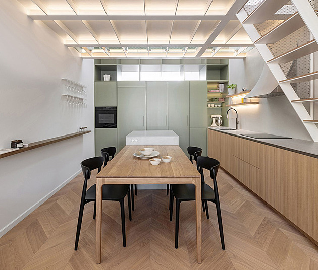 Do úzkého podkroví vložili patro. Geniální nápad zvětšil malý byt