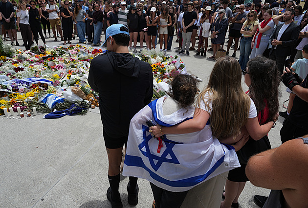 V Sydney vraždili otec se synem napojení na IS. Hrdina je po operaci, oslnil i Trumpa