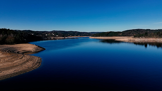 Ohnivá zábava na zamrzlém Orlíku. Bruslaři zapalují metan z ledových bublin