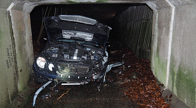 Mikrospánek idie skonil na umpersku siln znieným autem v koryt potoka.