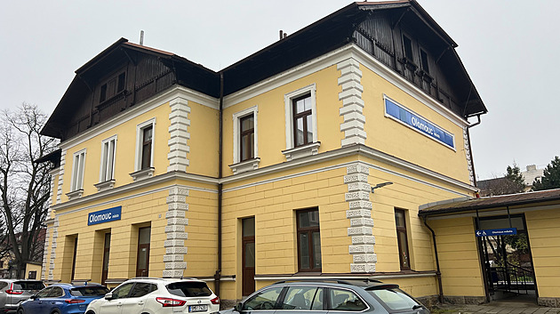 V dlouho nep�ístupné nádra�ní budov� zastávky Olomouc-m�sto je nov� �ekárna �...