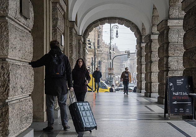 Fakulta dva roky po masakru. Reportér se pokusil projít s velkým kufrem do 4. patra