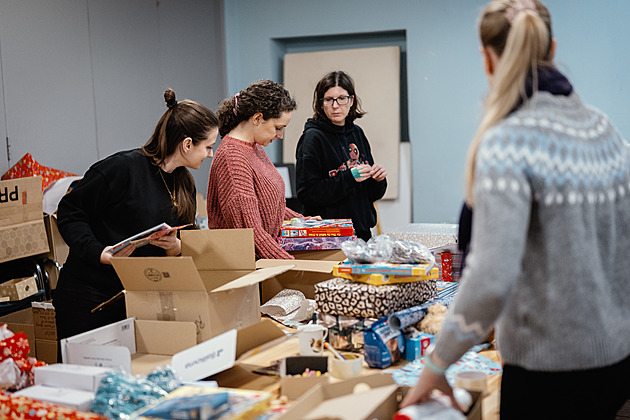 Vánoce v krabici od bot. Češi letos obdarují desetitisíce dětí v nouzi